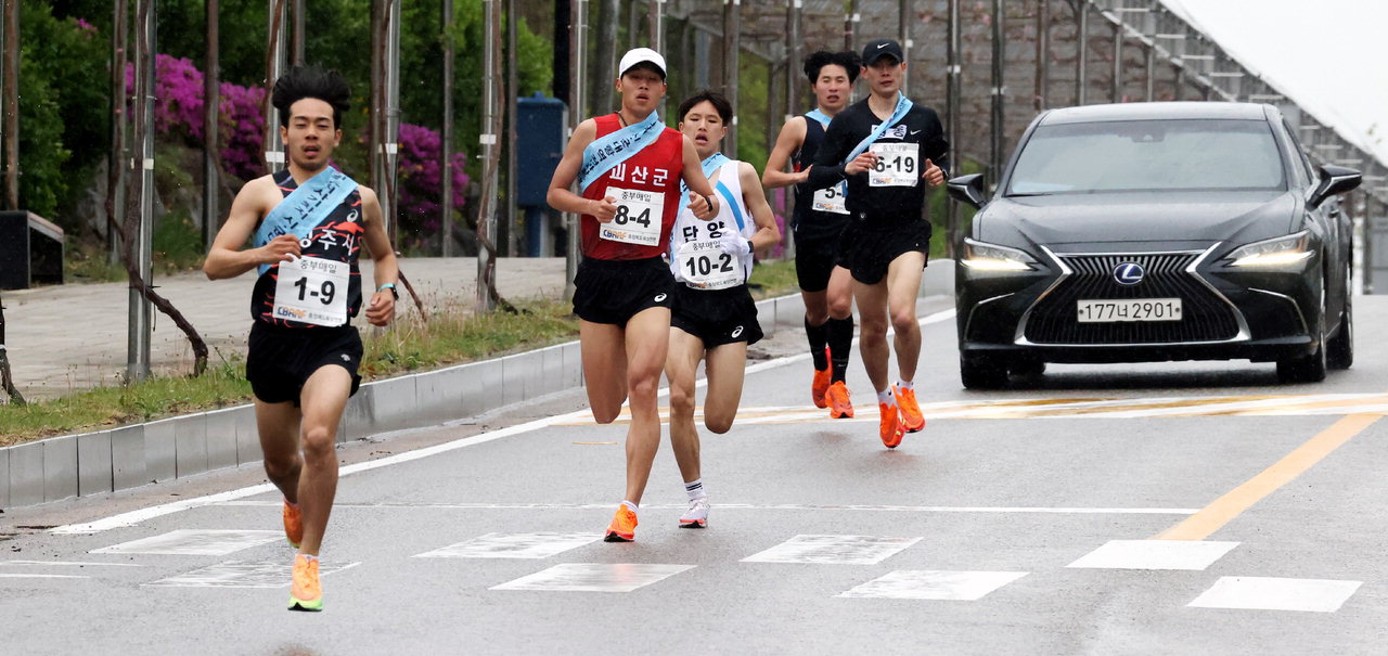 제34회 충북도지사기차지 역전마라톤 대회 첫날인 25일 10개 시·군 선수들이 치열한 선두다툼을 하고 있다. /신동빈