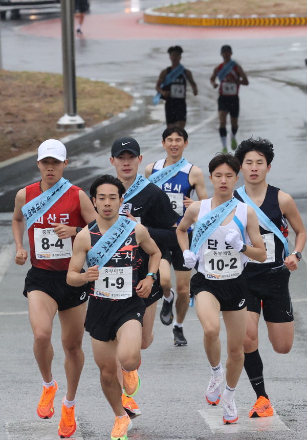 제34회 충북도지사기차지 역전마라톤 대회 첫날인 25일 10개 시·군 선수들이 오르막길을 오르고 있다. /신동빈