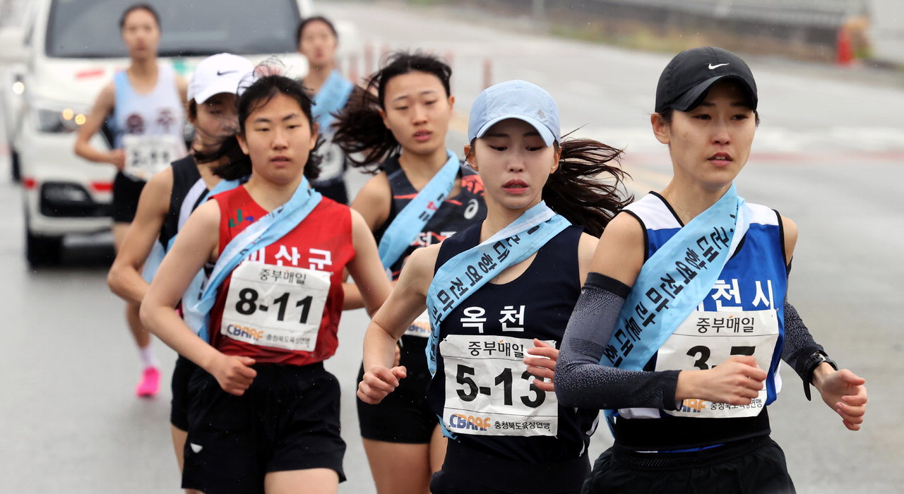 제34회 충북도지사기차지 역전마라톤 대회 첫날인 25일 각 시·군을 대표하는 여자 선수들이 레이스를 이어가고 있다. /신동빈