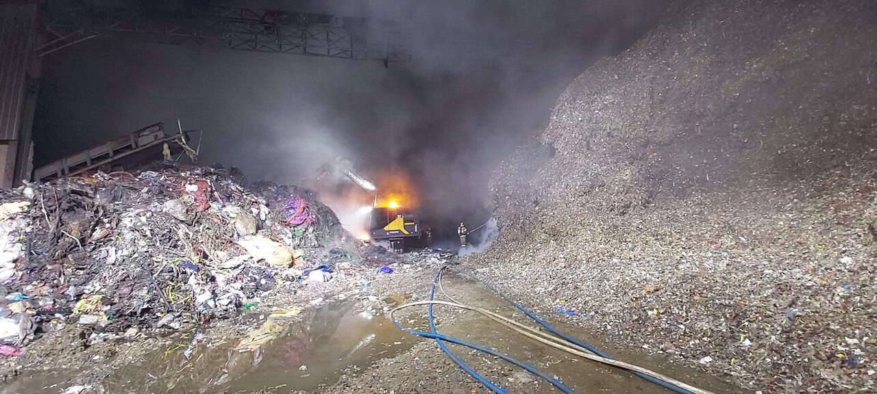 25일 오후 10시 4분께 충북 청주시 서원구 남이면의 한 폐기물 처리 공장에서 화재가 발생했다. / 청주서부소방서
