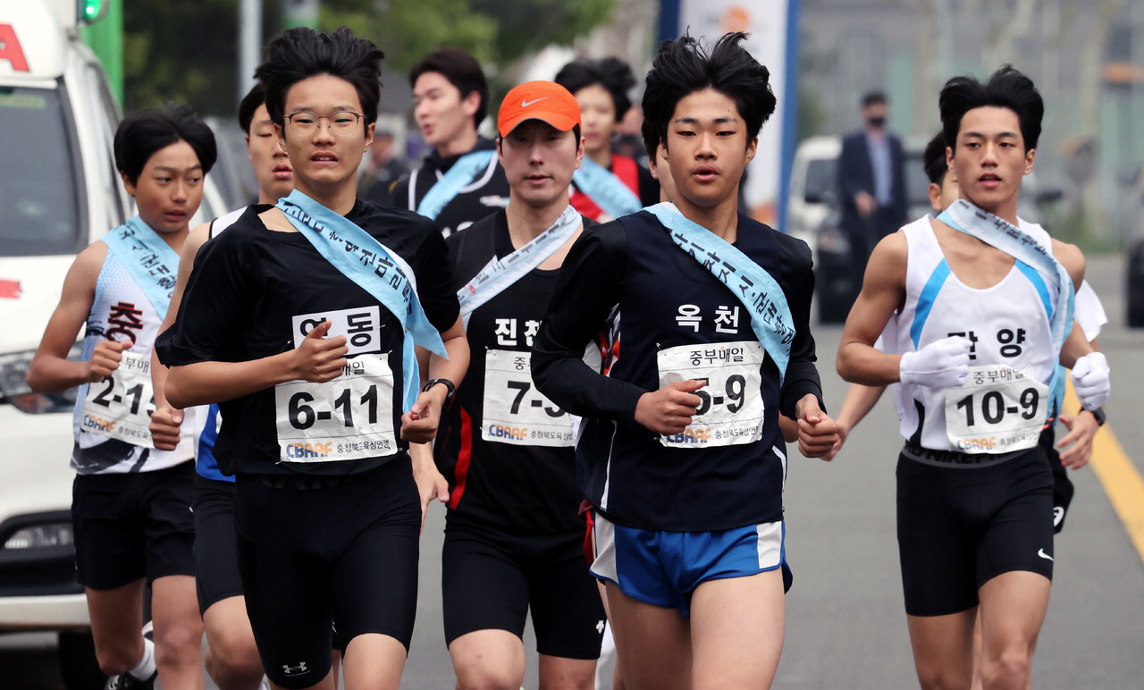 제34회 충북도지사기차지 역전마라톤 대회 둘째 날인 26일 1구간에 출전한 10개 시·군 선수들이 순위경쟁을 하고 있다. /신동빈
