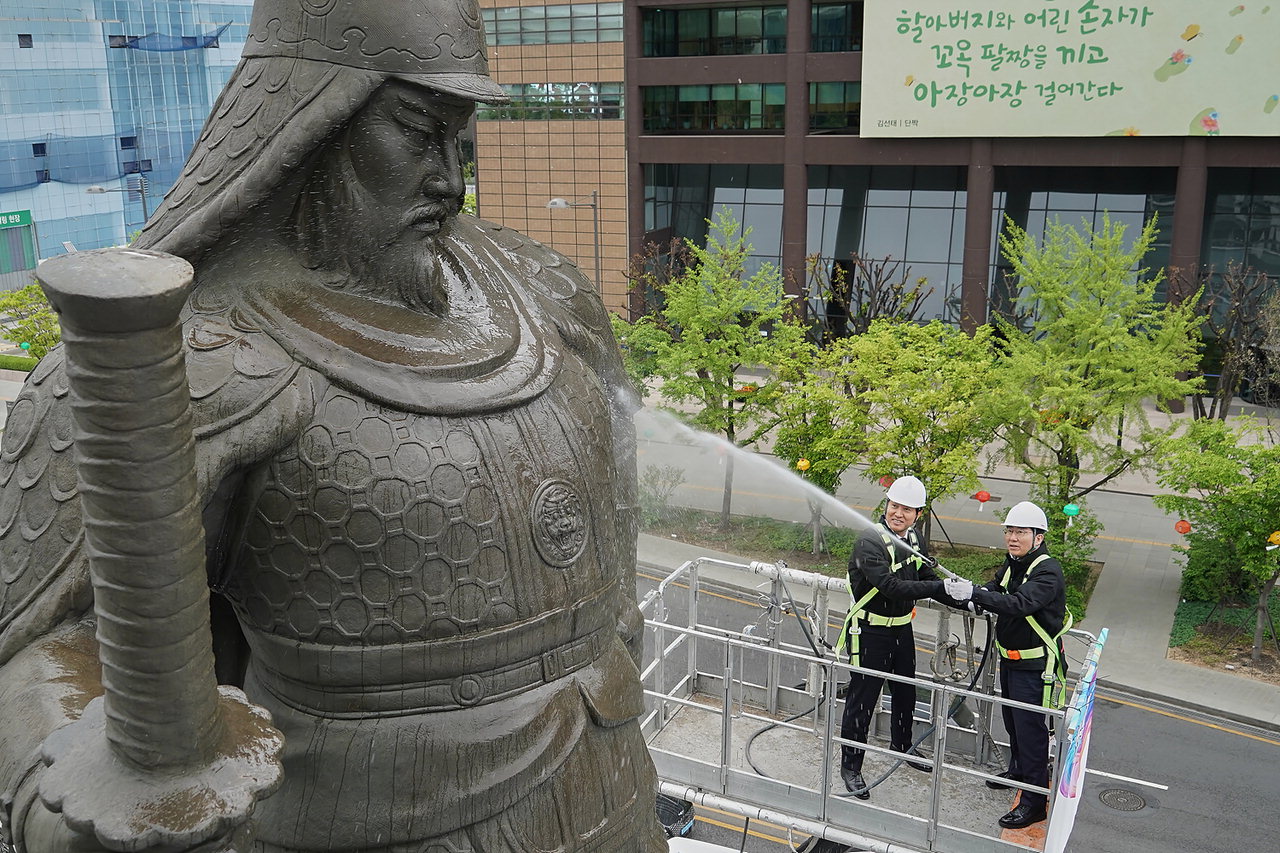 광화문광장 이순신 장군 동상 친수식 장면