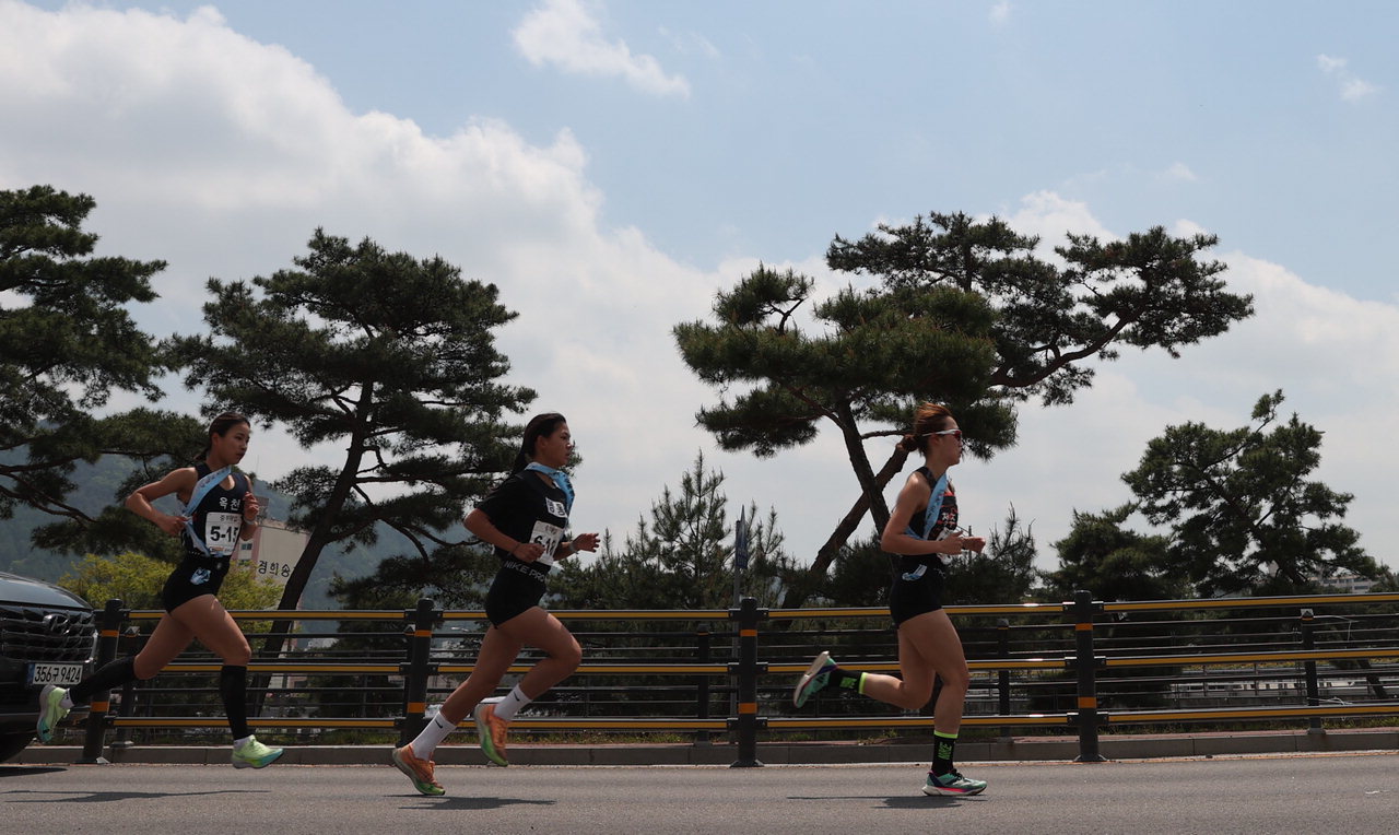 충북도지사기차지 역전마라톤 대회 2일차인 26일 7구간에 출전한 여자 선수들이 순위경쟁을 하고 있다. /신동빈