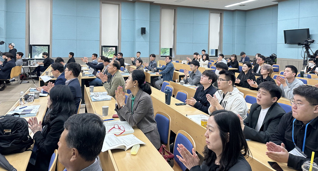 사단법인 한국기업경영학회(정진섭 회장)는 6일 충북대학교 인문사회관에서 '제1회 기업경영 이슈 포럼'을 가업승계를 주제로 열었다.