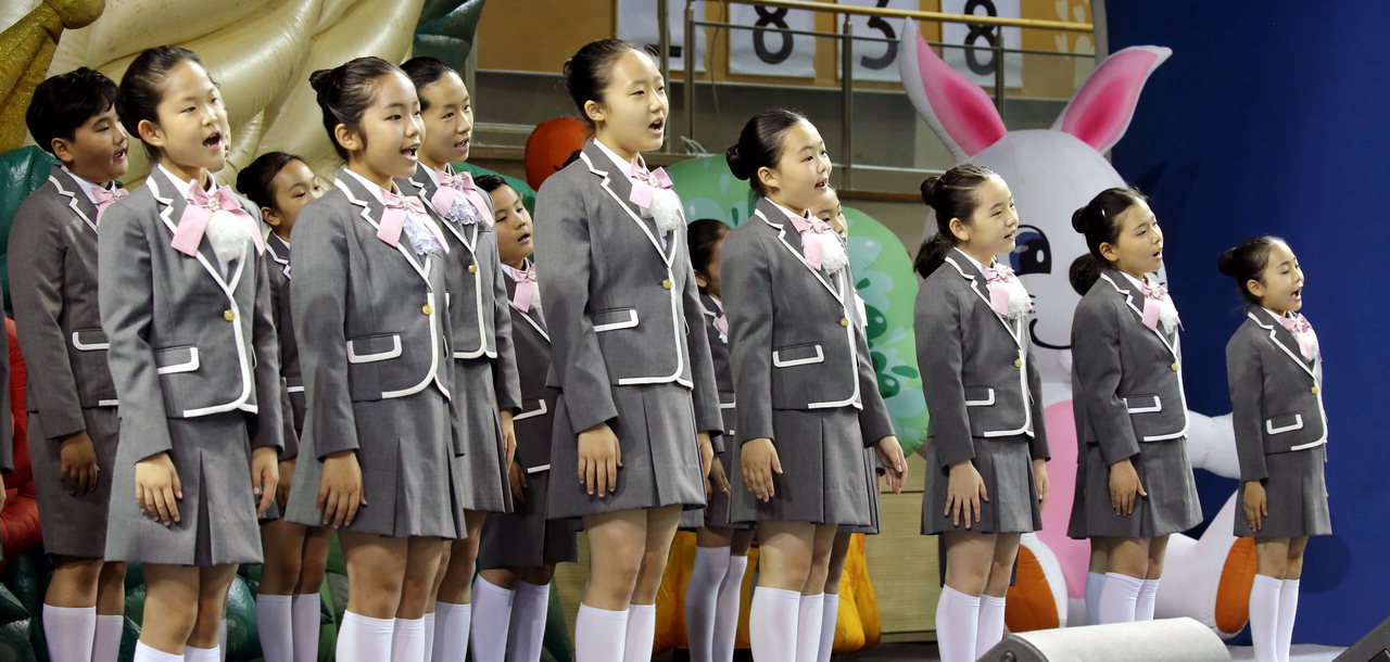 5일 청주체육관에서 열린 '2023 청주 어린이 큰잔치'에서 KBS어린이합창단이 어린이날 노래를 부르고 있다. /신동빈