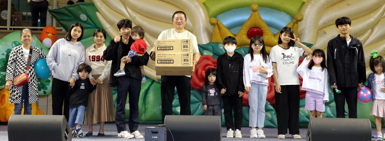 지난 5일 청주체육관에서 열린 '청주 어린이큰잔치' 행사에서 최다참석 가족으로 선정된 정재욱씨 가족. /신동빈