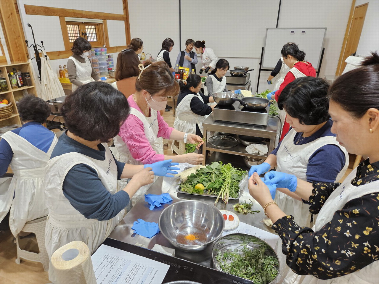 3월 문화가 있는 날 체험 프로그램 참가자들이 봄나물 튀김 및 봄나물 비빔국수를 만들고 있다. / 옥천군