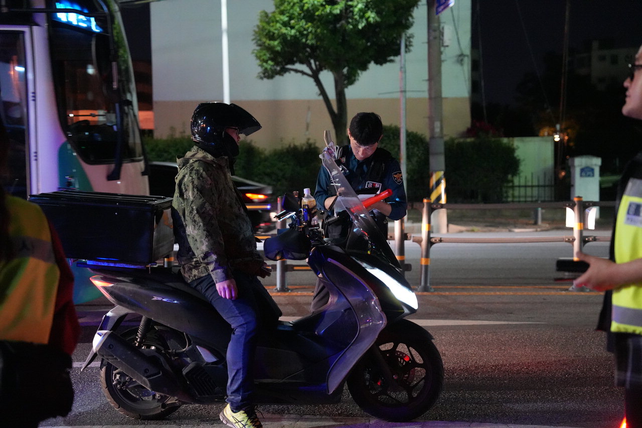 18일 밤 12시께 충북 청주시 서원구 사창사거리 부근에서 경찰이 오토바이를 검문하고 있다. / 이재규
