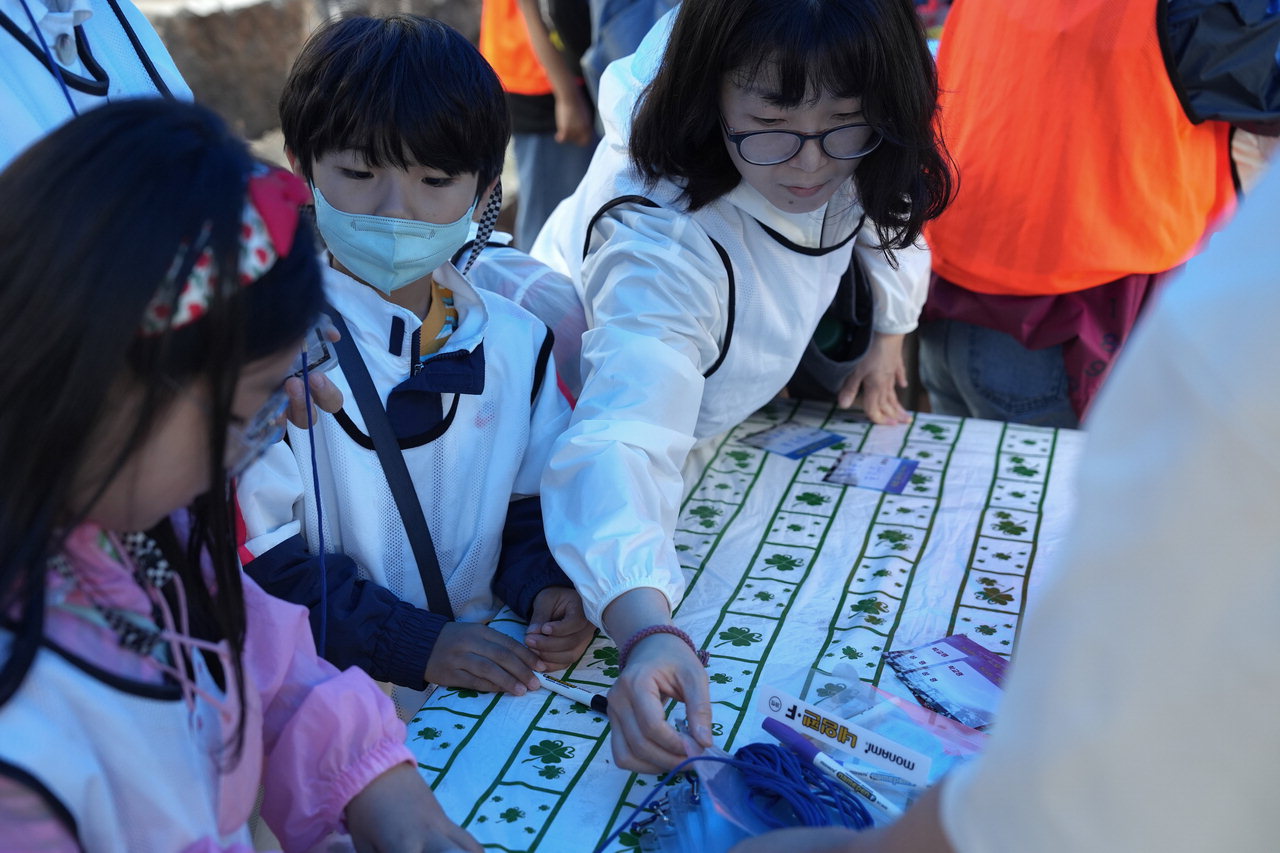 27일 진천군에서 열린 제9회 등용문 축제에서 어린이들이 풍선아저씨를 바라보고 있다. / 이재규