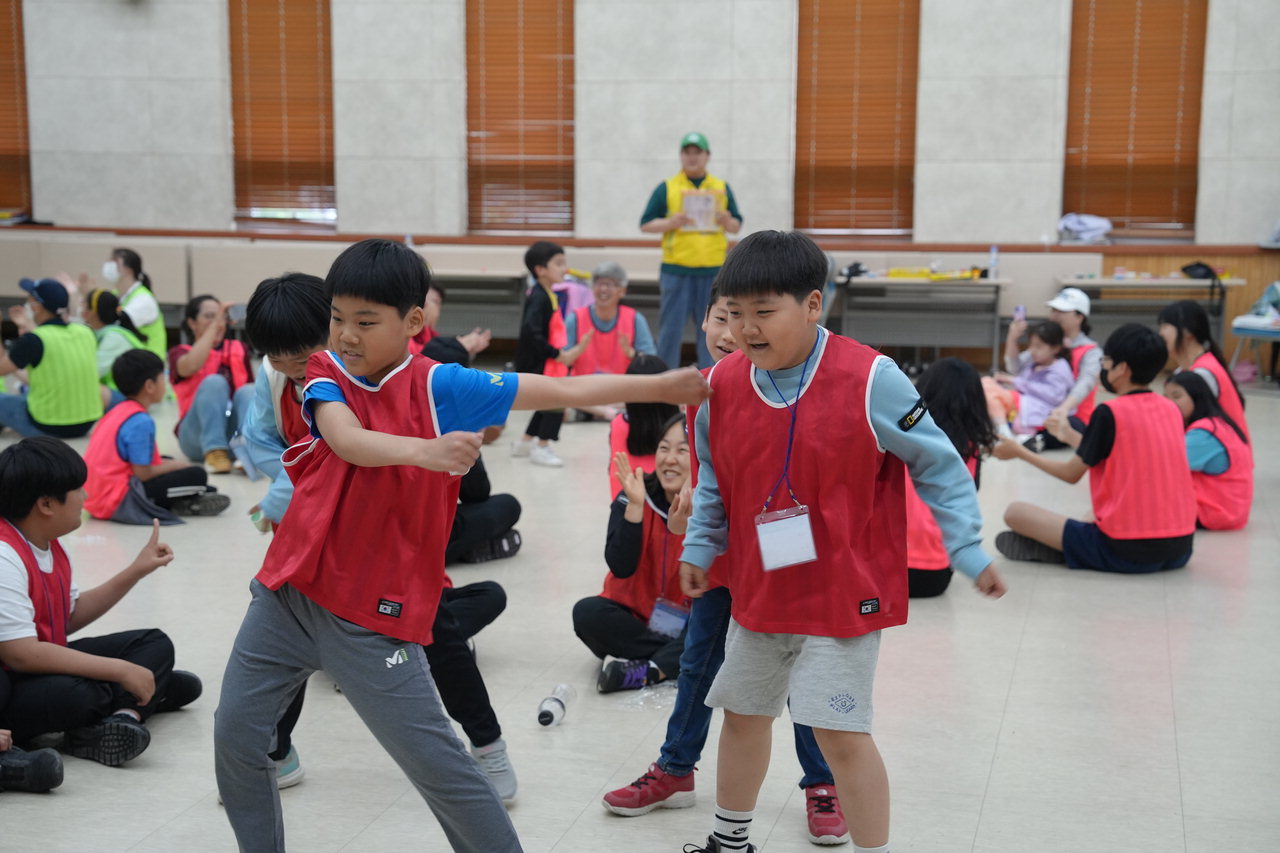 27일 진천군에서 열린 제9회 등용문 축제에서 아이들이 열심히 춤을 추고 있다. / 이재규