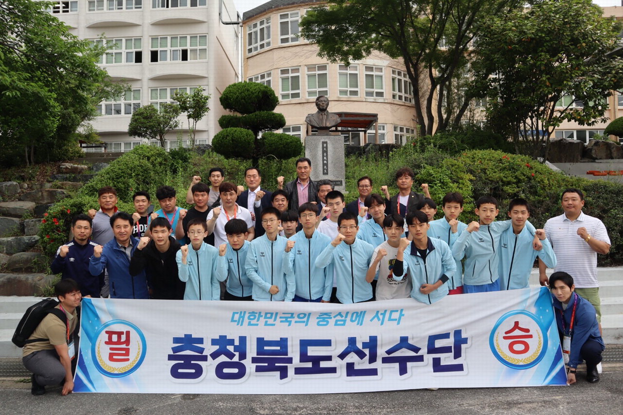 지난 27일부터 30일까지 진행된 전국소년체육대회에서 충북 복싱선수단 선수들이 기념사진을 찍고 있다.  /충북체육회