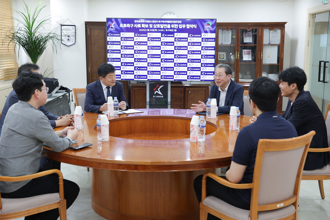 천안시와 (사)한국프로축구연맹이 지난 30일 성공적인 축구역사박물관 건립 추진을 위한 업무협약을 체결하고 있다. /천안시