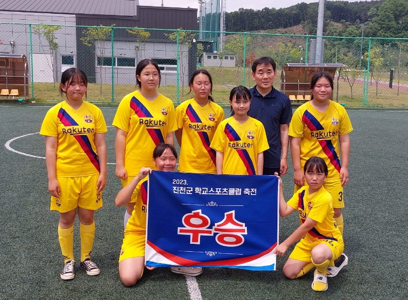 '2023 진천군 학교스포츠클럽 축전풋살대회'에서 남녀동반 통합우승을 차지한 문백초등학교 선수단
