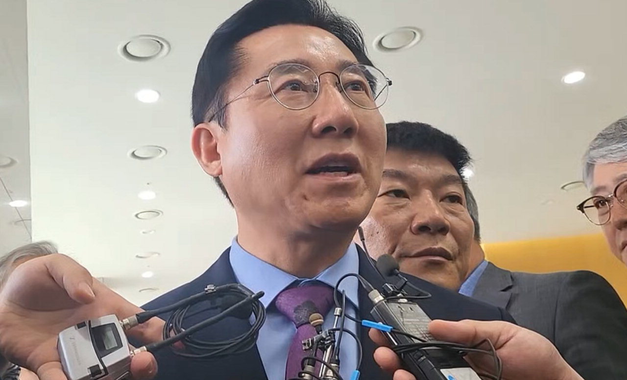 5일 대전지방법원 천안지원에서 박경귀 아산시장이 법정을 나서며 취재인의 질문에 응하고 있다. /황인제
