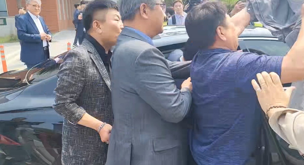 5일 대전지방법원 천안지원에서 박경귀 아산시장을 지지하는 지지자와 취재진이 몸싸움을 벌이고 있다. /황인제