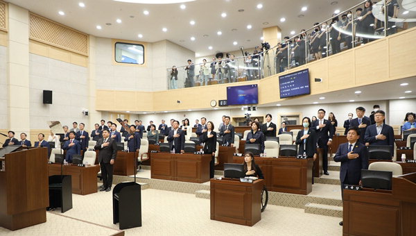 제53회 세종시의회 정례회에서 의원들이 국민의례를 하는 모습. /세종시의회