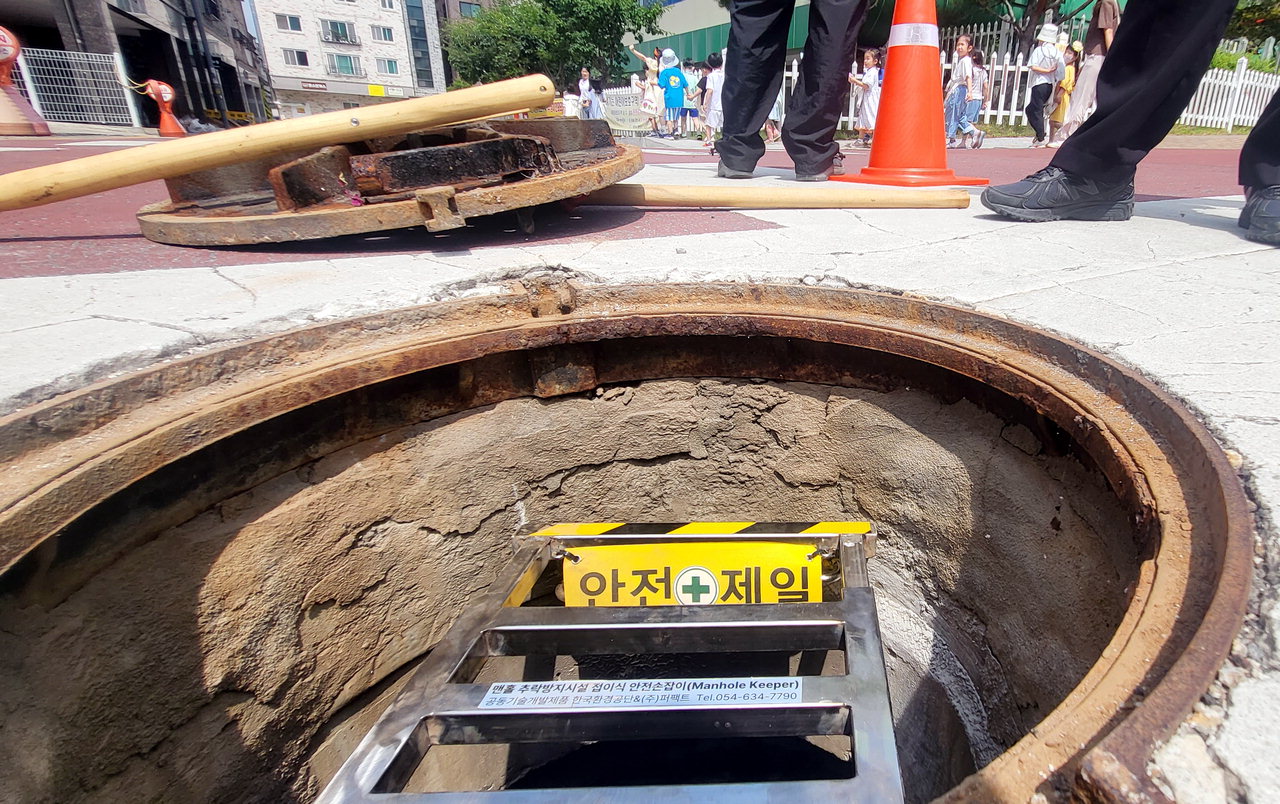 지난 8일 청주시 청원구 중앙초등학교 앞 맨홀 추락방지시설 내부 모습. / 이재규