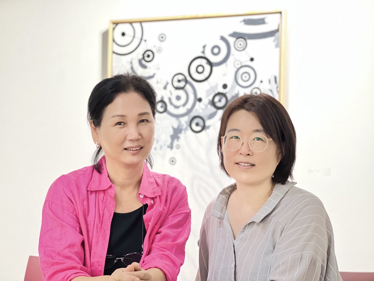 충북여성미술작가회가 오는 7월 2일까지 충북문화관 숲속갤러리에서 '소금꽃'을 주제로 전시를 개최하고 있다. 사진은 이번 전시에 참여한 윤미영 작가와 강인희 작가.