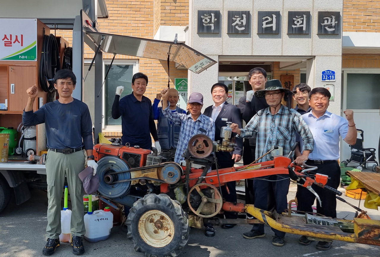 조방형(뒷줄 가운데) 조합장이 농기계 수리 및 점검을 요청한 농업인들과 기념사진을 찍고 있다./충북농협