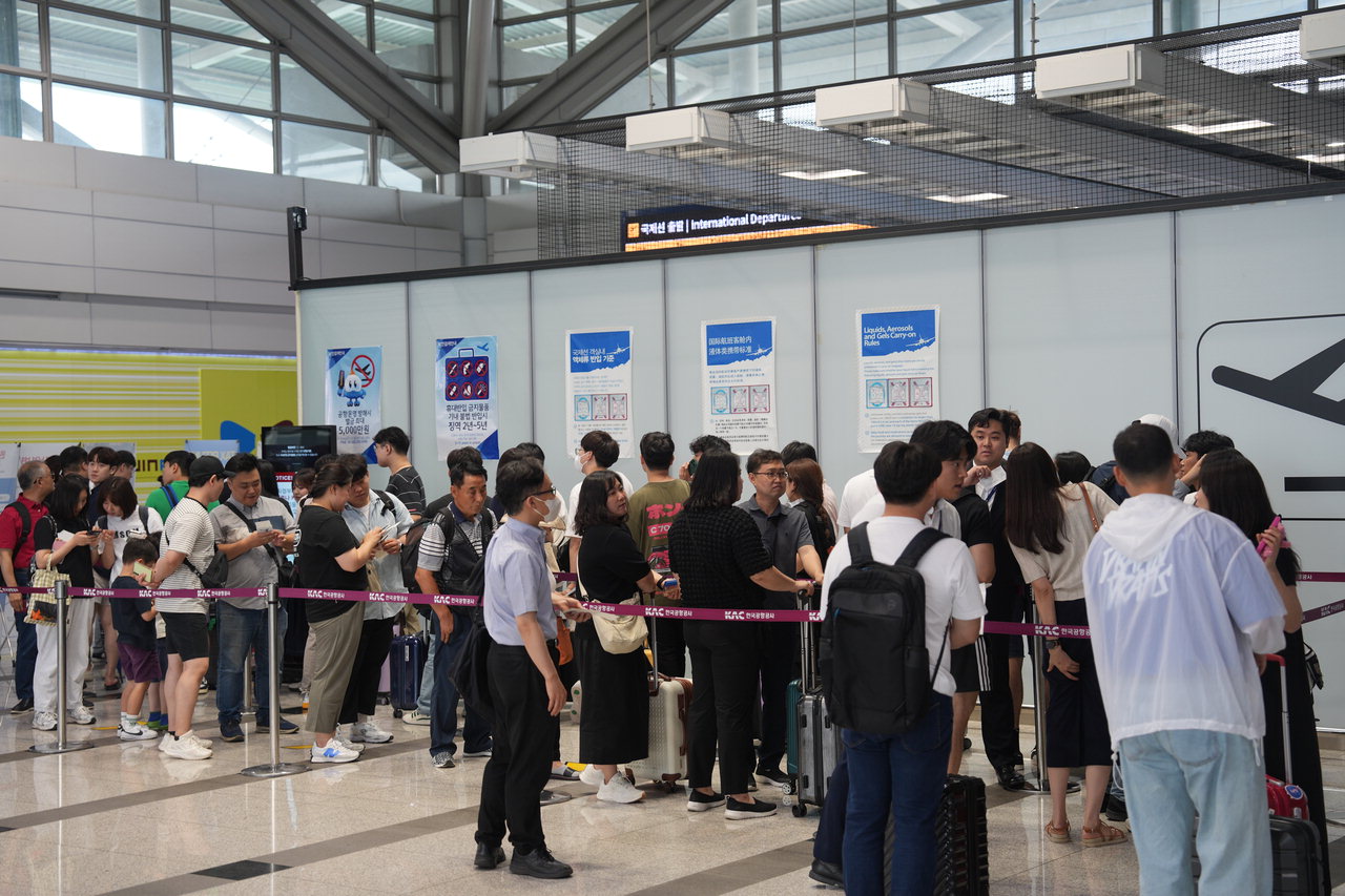 6일 청주공항 거점항공사 에어로케이항공이 청주~오사카 정기 국제선 취항식을 개최한 가운데 5시 45분편(RF318) 승객들이 탑승 수속을 위해 줄을 서고 있다. /이성현