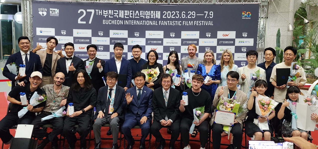 김민하 영화감독(사진 앞줄 오른쪽 세번째)이 지난 3일 고려호텔 그랜드볼룸에서 열린 NAFF 시상식에서 수상자들과 함께 기념촬영을 하는 모습.