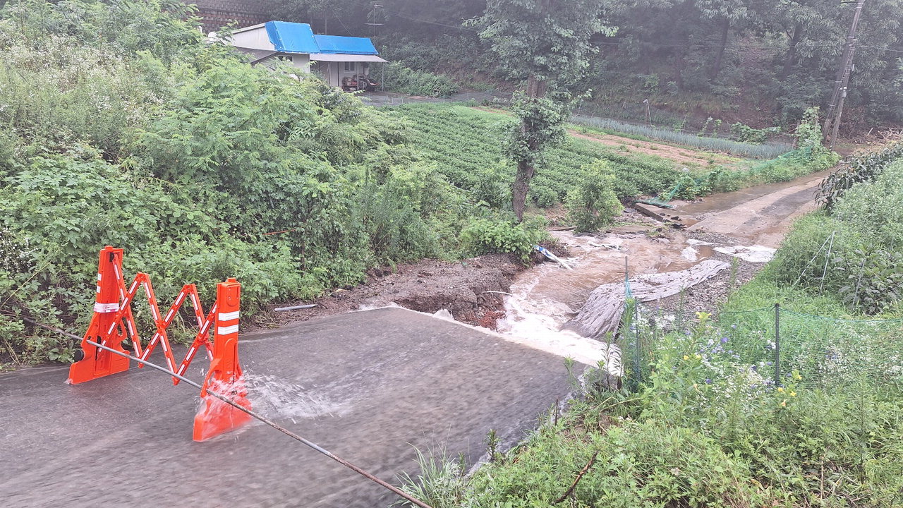 13일 밤부터 내린 폭우로 진천군 초평면 연담리 270번지 마을안길 도로가 유실됐으나 진천군이 신속히 응급조치를 완료했다.