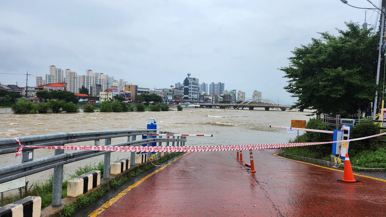 사흘 전부터 내린 폭우로 15일 진천군의 누적 강수량이 288.5mm를 기록하고 있는 가운데 진천읍 백곡천 하상주차장이 물에 잠겨 있다.  송창희 / 진천