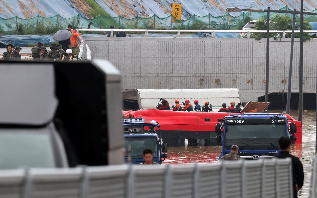  오송 궁평2지하차도 앞에서 구조대원들이 침수된 버스를 수색하는 모습. /중부매일DB 