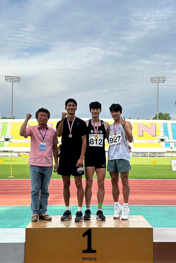 전국종별육상경기선수권대회에서 금메달을 획득한 성진석 선수(오른쪽에서 두번째)