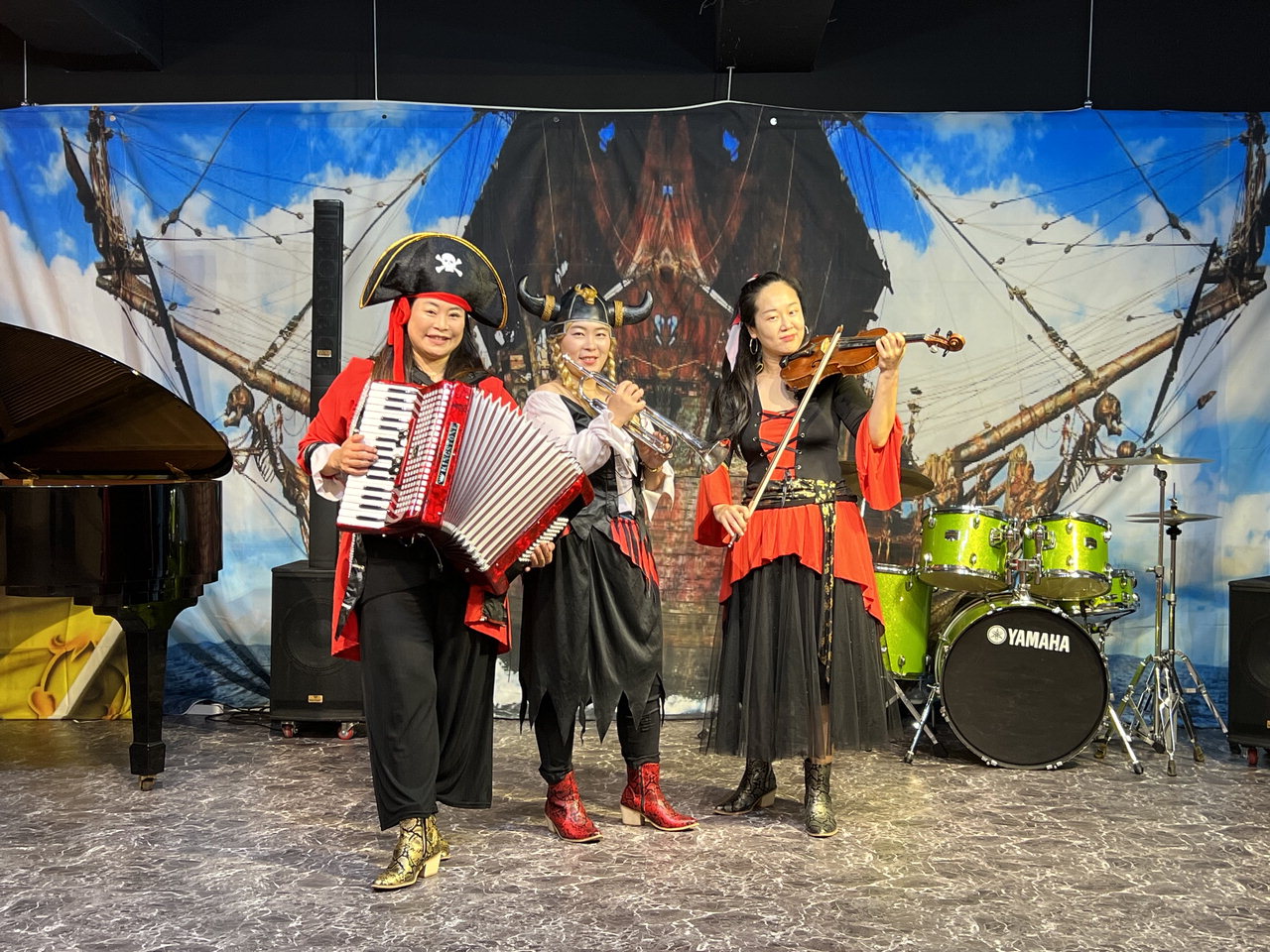 오즈아트홀의 김창선, 오혜미, 정효진씨가 무대의상을 입고 어린이 뮤지컬 '우당탕탕 해적악단의 모험' 공연 중 일부를 선보이고 있다.  / 박은지