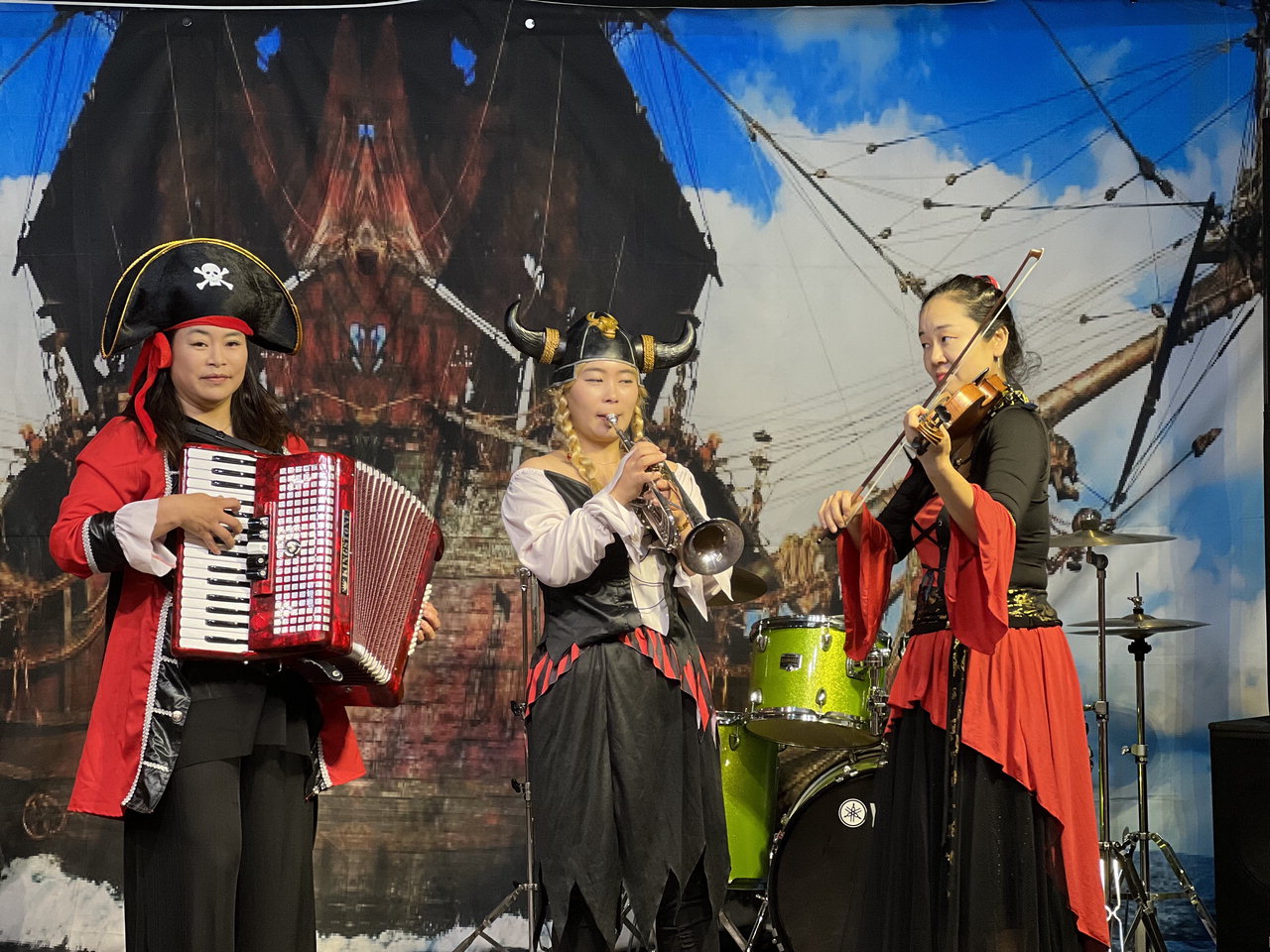 오즈아트홀의 김창선, 오혜미, 정효진씨가 무대의상을 입고 어린이 뮤지컬 '우당탕탕 해적악단의 모험' 공연 중 일부를 선보이고 있다.  / 박은지