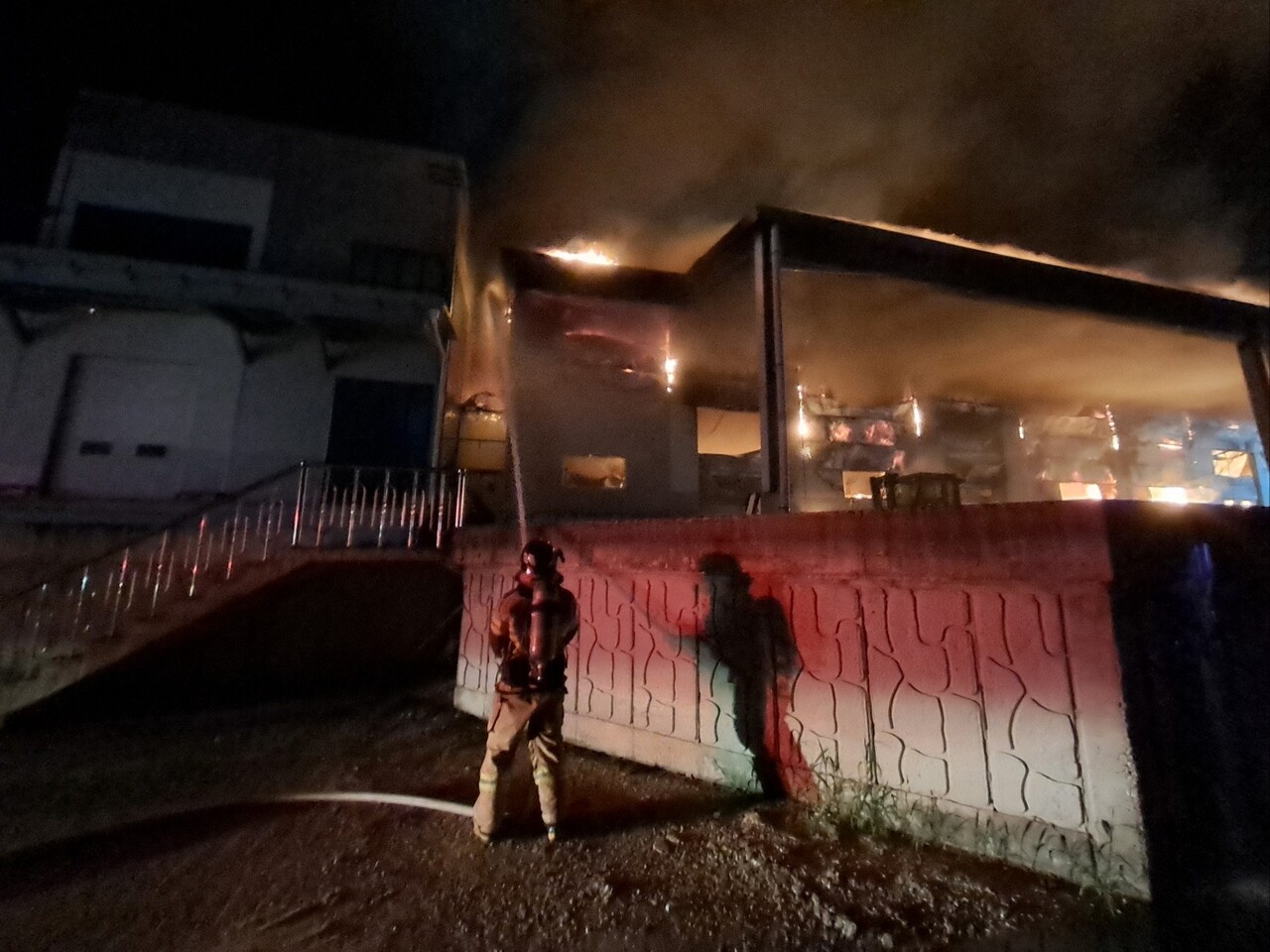22일 오전 2시 50분께 충북 음성군 생극면 임곡리의 한 창고에서 화재가 발생했다. / 음성소방서