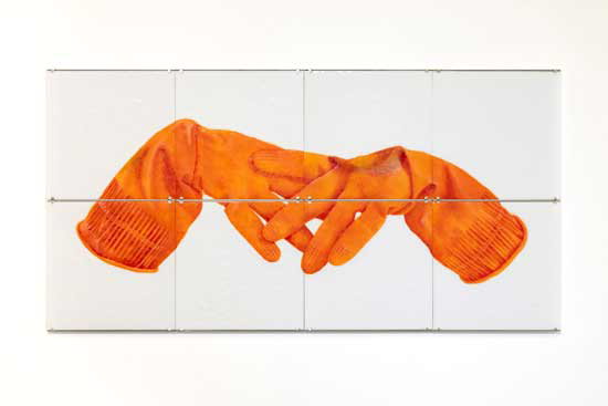 강나래 - 'Opera Gloves', 118x59cm, paint on kiln formed and engraved glass (가마소성한 유리에 조각 및 페인팅), 2022