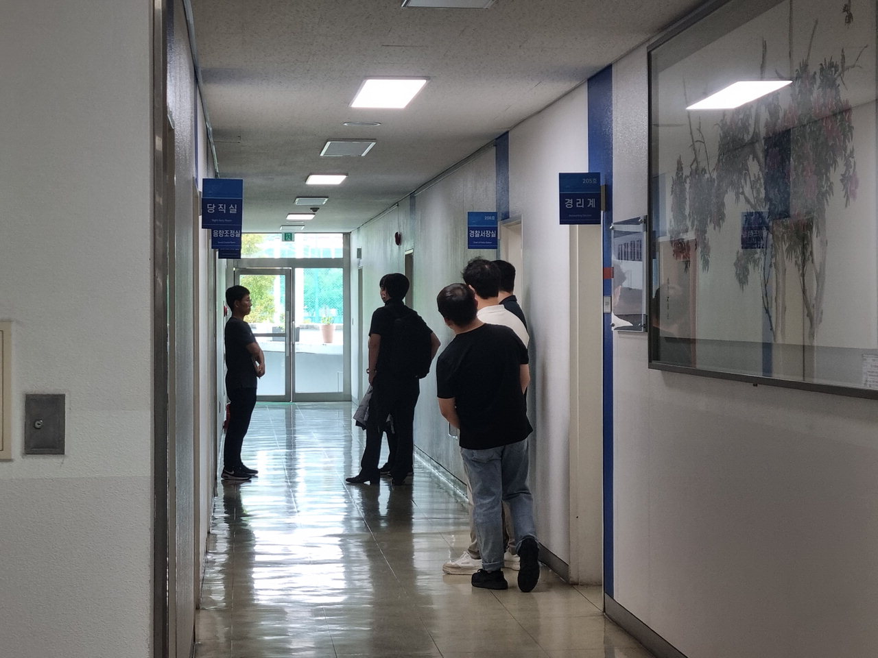 24일 오전 9시 30분께 검찰이 청주흥덕경찰서장실을 압수수색 하고 있다. / 이재규