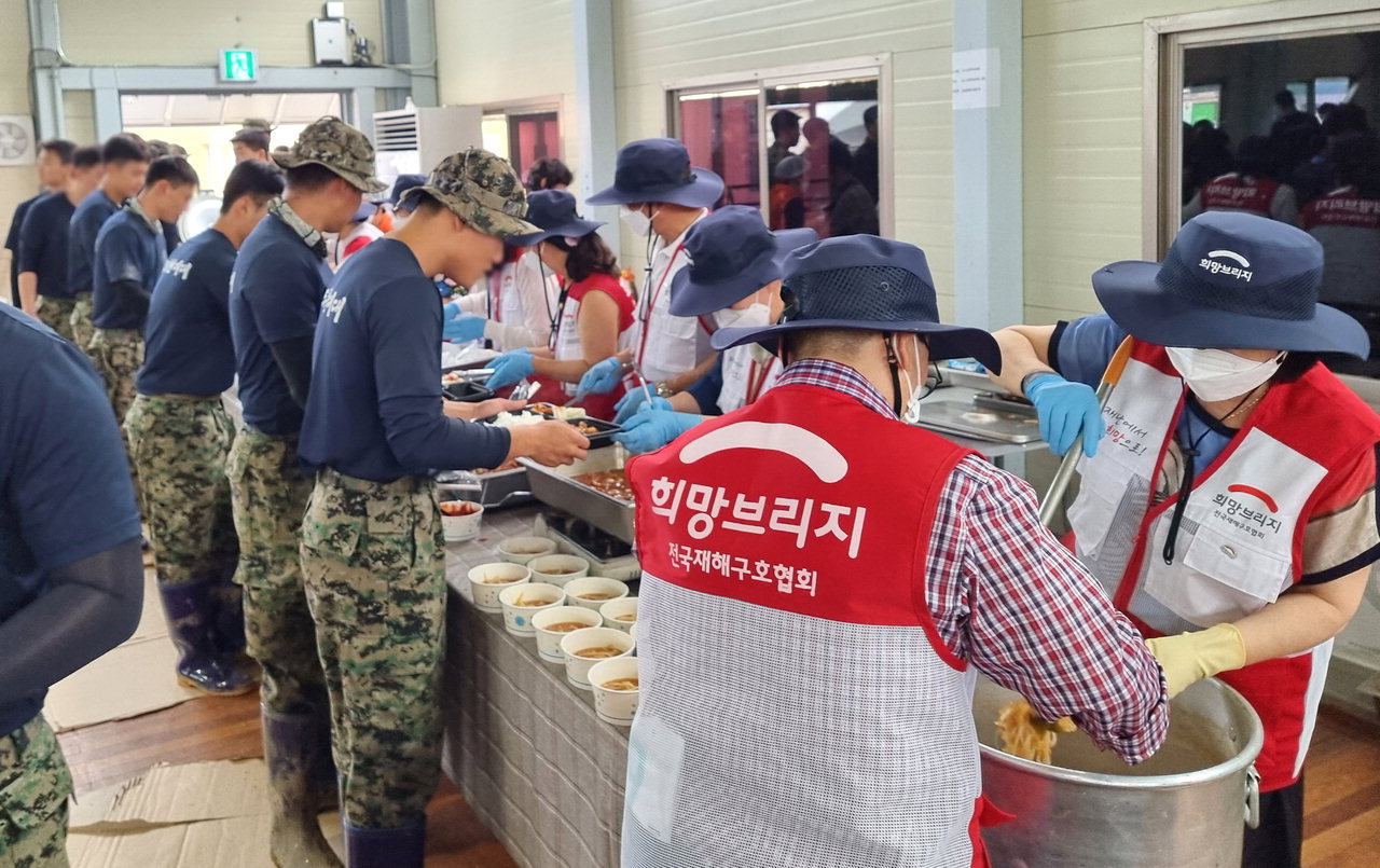 식사를 마련해 이재민과 자원봉사자, 군인, 경찰 등 복구작업 참여자들에게 제공 사진/청양군 제공.