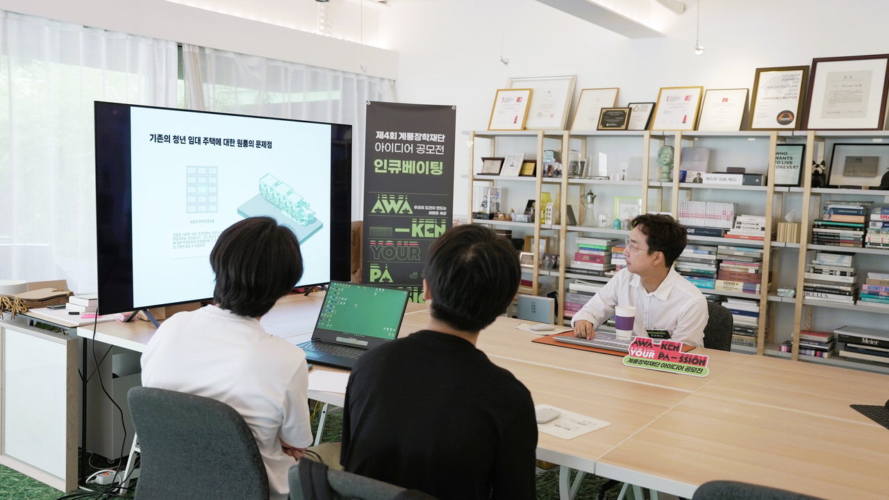 유현준 교수와 학생들의 인큐베이팅 광경.