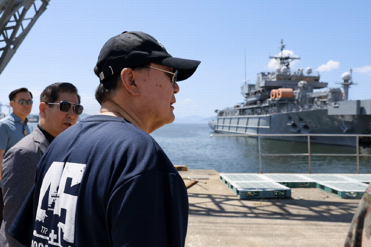 윤석열 대통령은 휴가중인 3일 진해 해군기지를 방문해 기지내 군항을 돌아봤다./대통령실