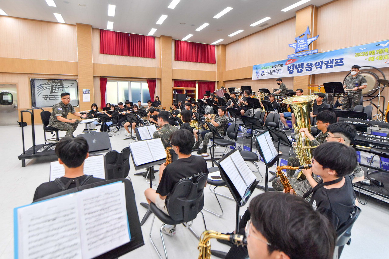 공군사관학교는 지난 3일부터 이틀간 충북혜능보육원 원생 악단 40여 명을 대상으로 병영 음악캠프를 실시했다. / 공군사관학교