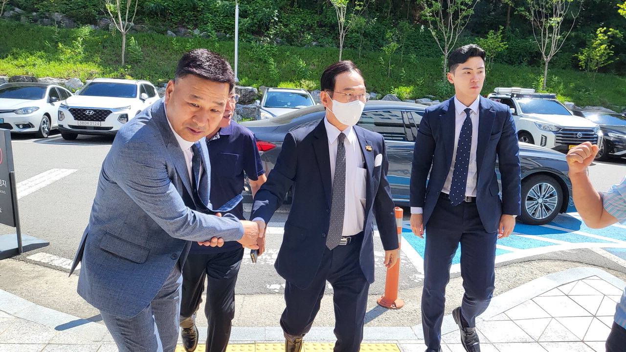 8일 대전지법 천안지원이 공직선거법 위반 혐의로 기소된 박상돈 천안시장이 법정에 들어가고 있다. /황인제