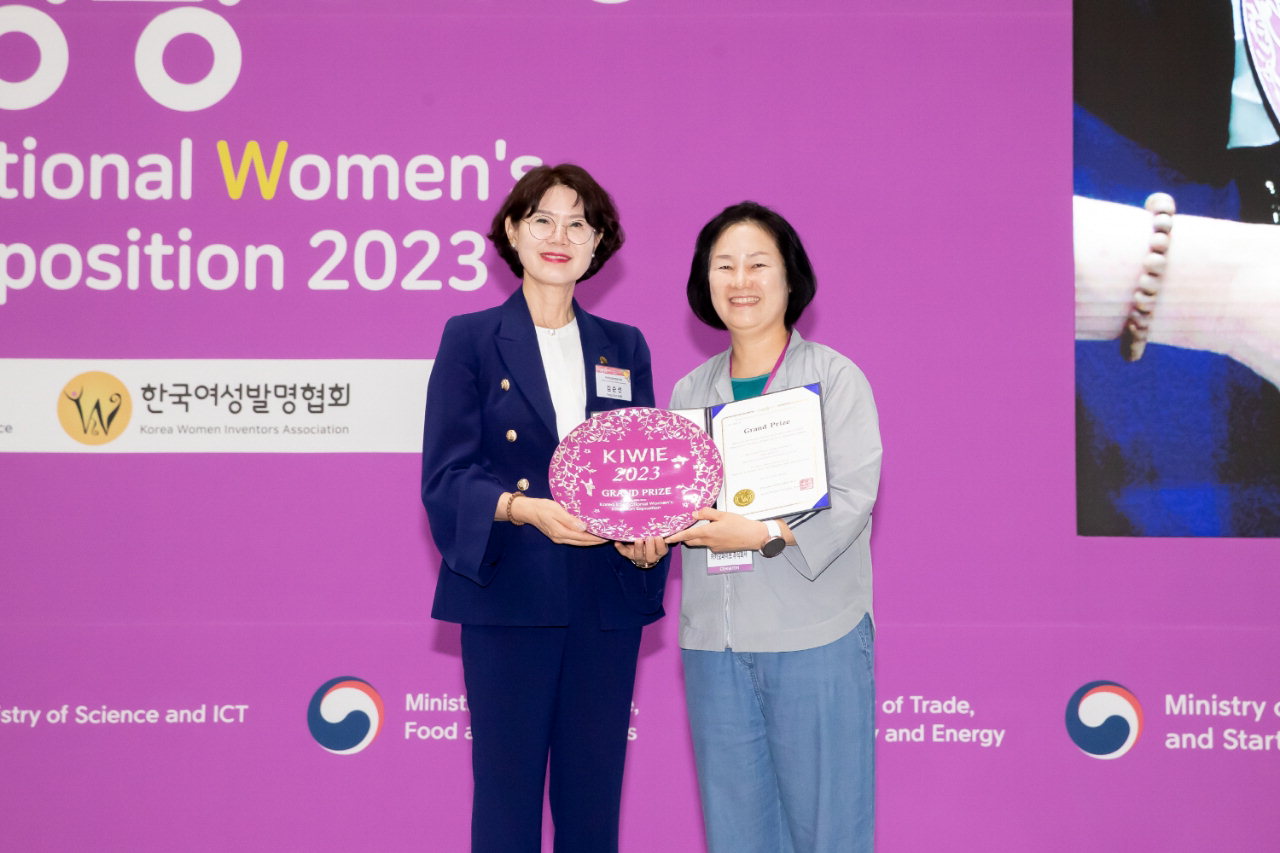 '비건복숭아초콜릿'을 개발한 장금자(오른쪽) 카카오파이브(주) 대표가 제16 대한민국 세계여성발명대회에서 대상을 수상했다./세종시