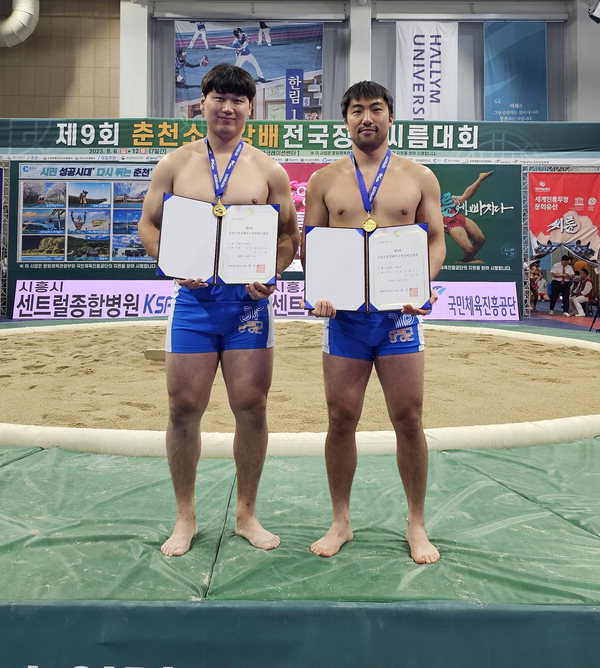 춘천소양강배전국장사씨름대회우승자인 사진오른쪽 김진용, 왼쪽 이국희 선수