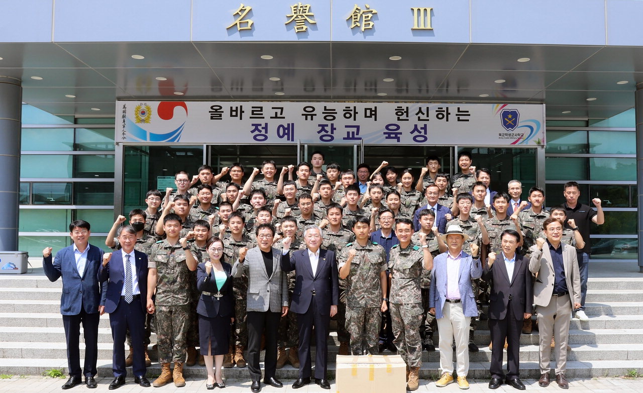 김윤배 청주대학교 총장(가운데)은 지난 14일 육군학생군사학교를 방문해 하계 입영훈련중인 학군사관후보생들을 격려한 뒤 대학 관계자 및 ROTC 동문, 후보생들과 기념 촬영을 하고 있다.