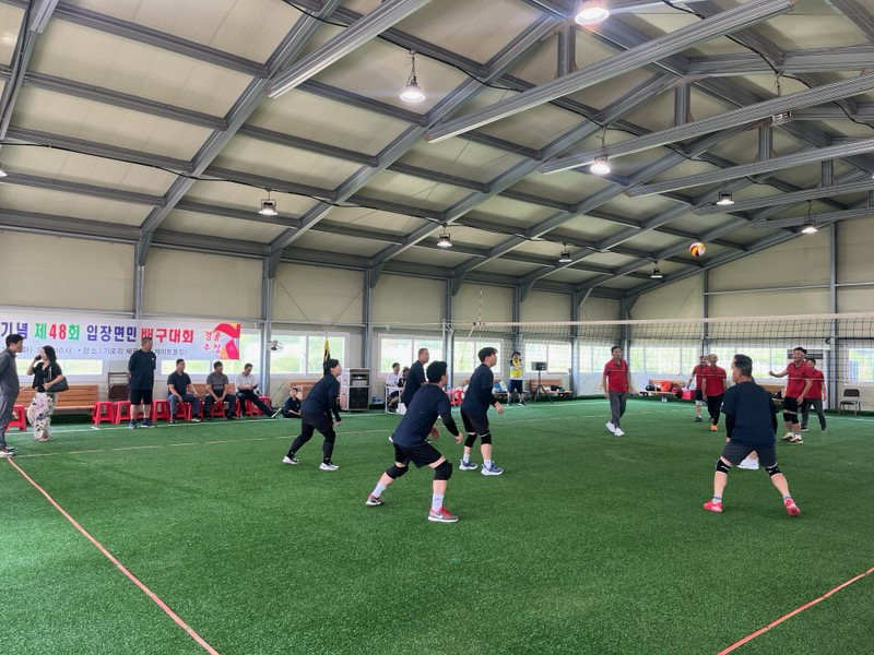 천안시 입장면 배구회가 지난 15일 기로리 체육공원 내 게이트볼장에서 배구대회를 진행하고 있다. /입장면