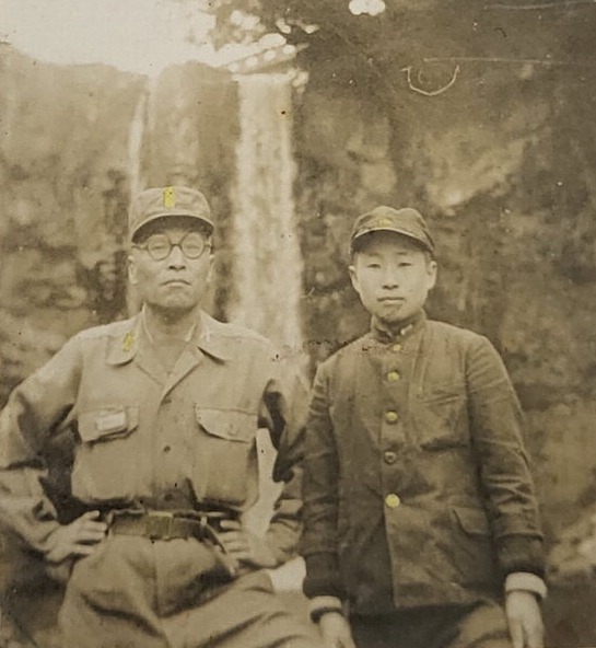아버지 김창도 중령과 김원진 전 지부장이 제주도에서 찍은 사진 / 김원진씨 제공