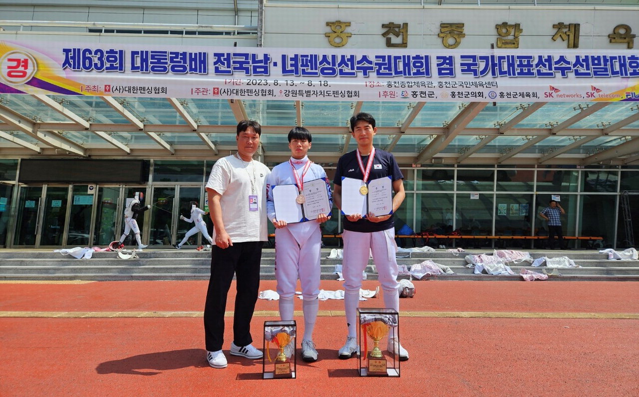 왼쪽부터 김용인 지도자, 김도현(2학년), 개인전우승자 국가대표 권영준(충북체고 15회 졸업).