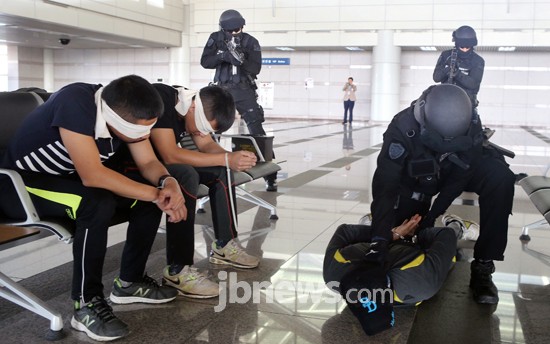 청주국제공항에서 실시된 '청주공항 대테러 작전 훈련'에서 경찰특공대원들이 테러범을 제압하고 있는 자료 사진. /중부매일DB