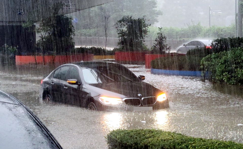 23일 오후 3시 30분께 청주시 서원구 산남동 개신오거리 인근 도로가 갑자기 내린 폭우로 침수됐다. /독자제공