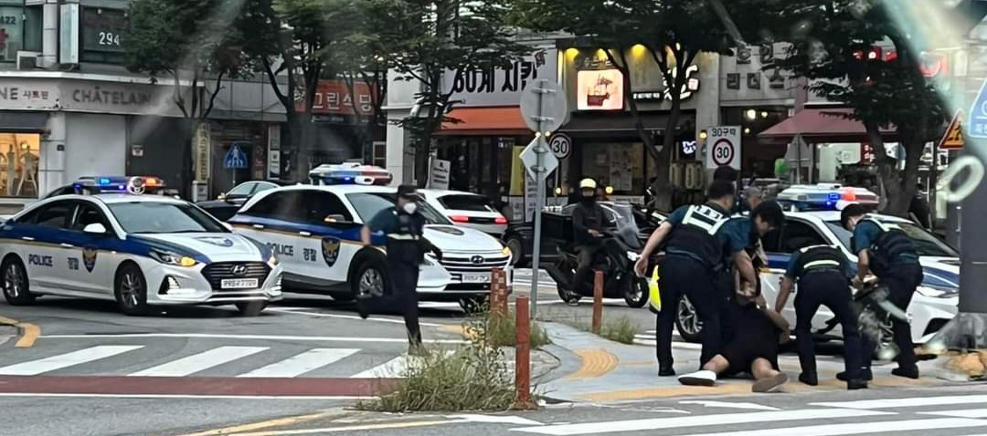 27일 오후 6시 27분께 청주시 상당구 분평동의 한 거리에서 흉기를 들고 거리를 배회하던 40대 남성이 경찰에 붙잡혔다. / 페이스북 캡쳐