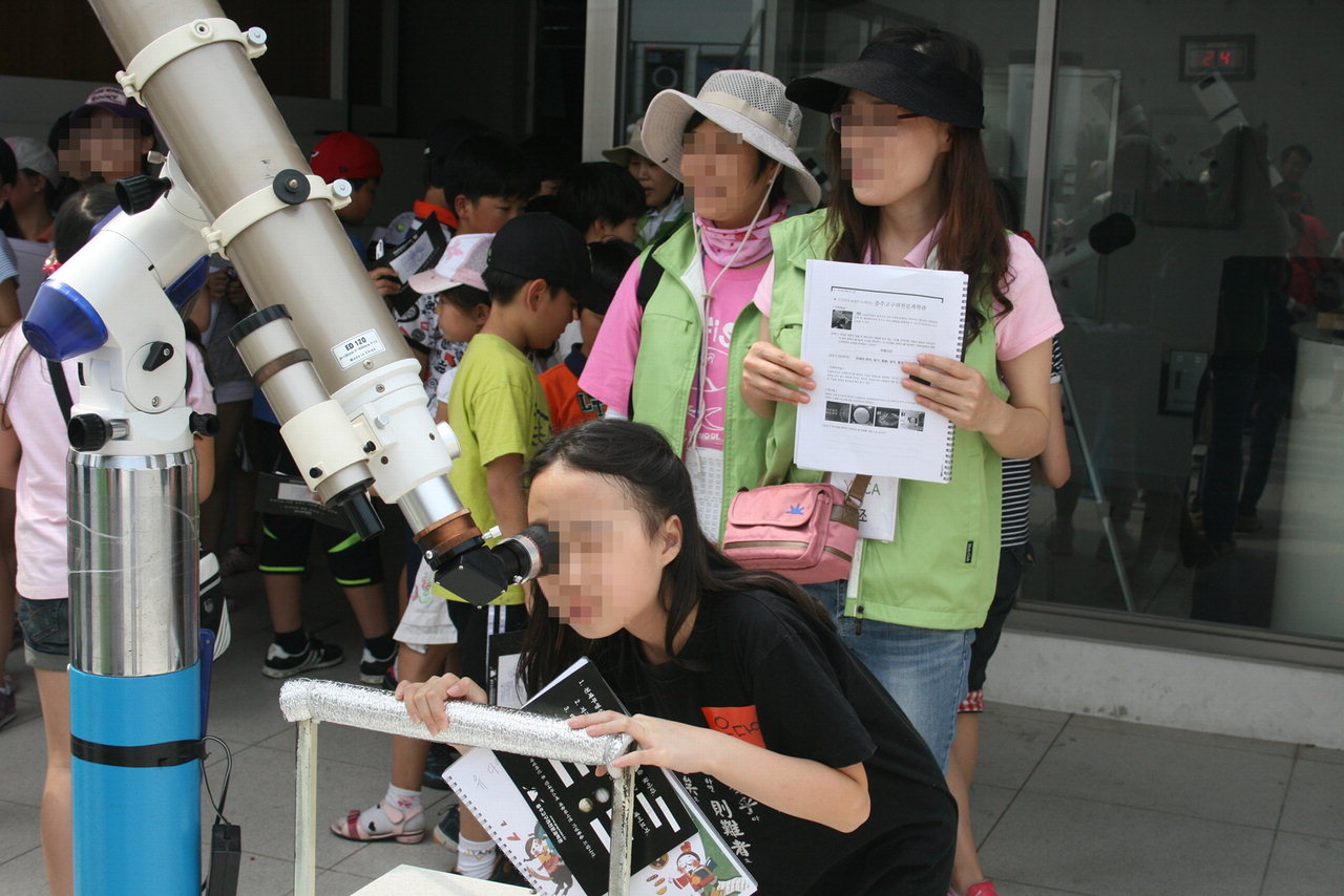 충주고구려천문과학관에서 천체망원경을 이용해 천체를 관찰하고 있는 어린이들.