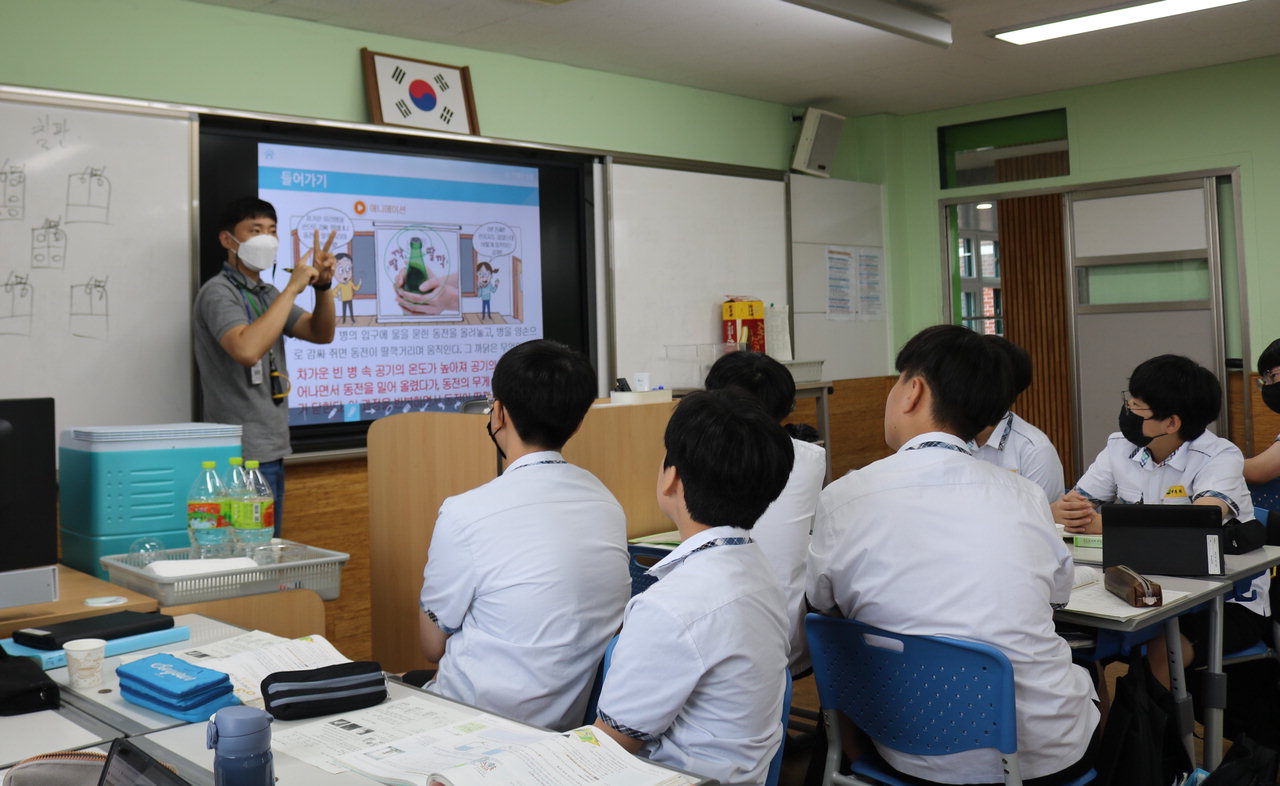 충북도교육청은 18일 도내 중학교 118개교 1학년 일반교실 547곳에 전자칠판을 시범 보급하고 한 중학교에서 이를 활용한 수업을 진행하고 있다.